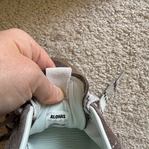 Alohas Sneakers - Picture 3 of 3